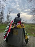 Торжественное возложение цветов у памятника первого героя Советского Союза из Республики Калмыкия Э.Т. Деликова.  Основная часть: 